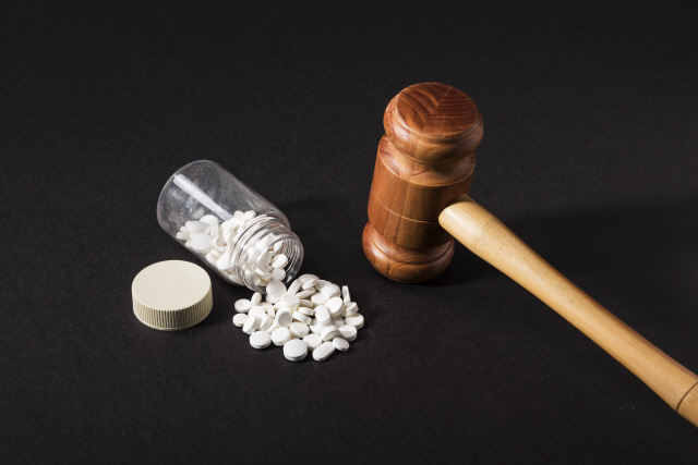 알약과 법봉 *기사와 관련없는 사진[아이클릭아트 제공]